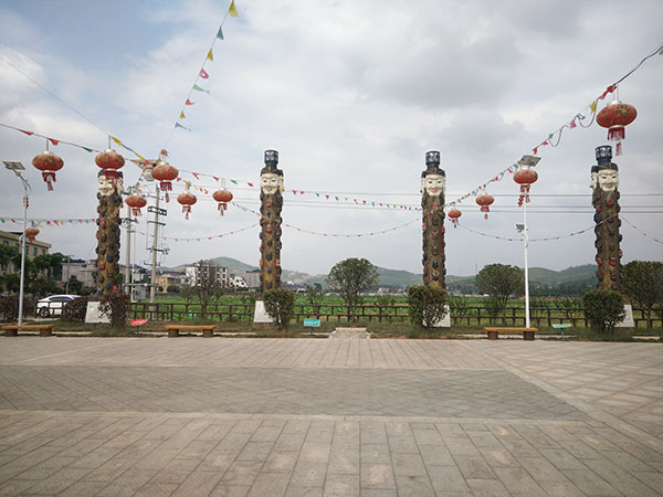 傩柱  